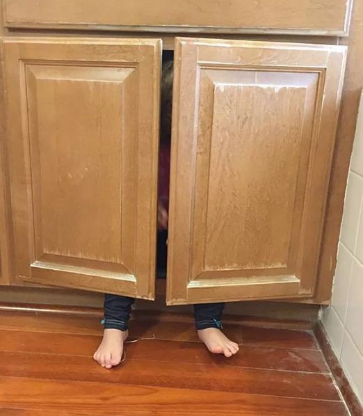 Cười té ghế với loạt ảnh đáng yêu của các bé, mất công tìm chỗ trốn nhưng vẫn giấu đầu hở đuôi-9