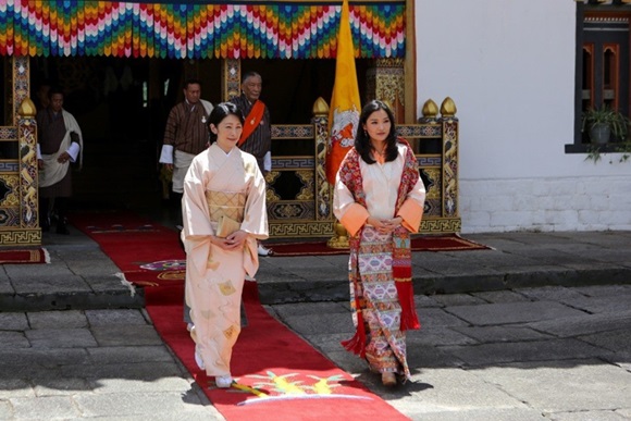 Hoàng hậu Bhutan đọ sắc Thái tử phi Nhật Bản nhưng 2 Hoàng tử nhỏ mới là tâm điểm chú ý, khiến người dùng mạng rần rần-2