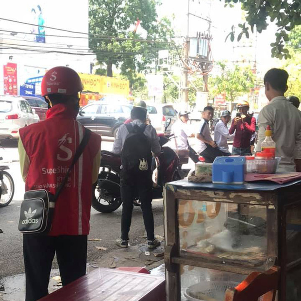 Clip: Nam sinh nôn mửa, nằm ngửa giữa đường co giật bất thường khiến nhiều người chú ý-2