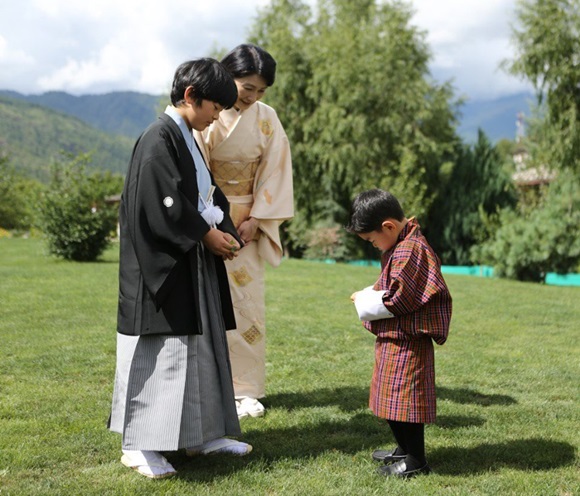 Hoàng hậu Bhutan đọ sắc Thái tử phi Nhật Bản nhưng 2 Hoàng tử nhỏ mới là tâm điểm chú ý, khiến người dùng mạng rần rần-3