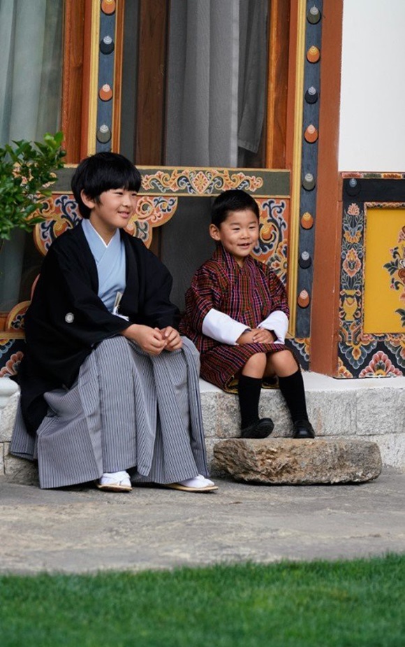Hoàng hậu Bhutan đọ sắc Thái tử phi Nhật Bản nhưng 2 Hoàng tử nhỏ mới là tâm điểm chú ý, khiến người dùng mạng rần rần-5