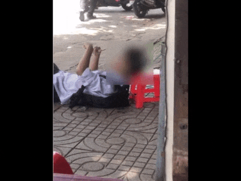 Clip: Nam sinh nôn mửa, nằm ngửa giữa đường co giật bất thường khiến nhiều người chú ý