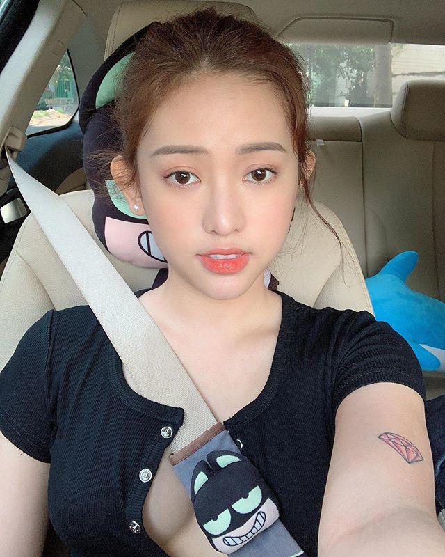 Khoe mặt mộc đắp cả tấn phấn chưa đủ, Thúy Vi còn bung cúc áo lộ ngực phản cảm-4