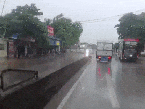 Ôtô liều lĩnh vượt bên phải bị xe container tông trúng-1