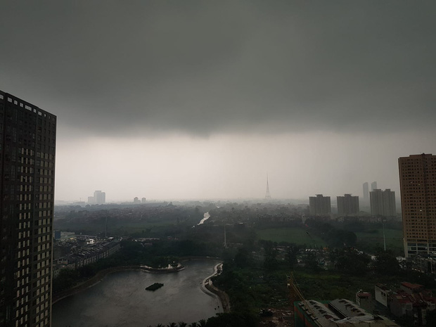 Giữa ban ngày mà Hà Nội bỗng tối đen như mực, người dân phải bật đèn di chuyển trên đường-1