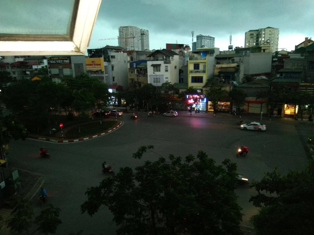 Giữa ban ngày mà Hà Nội bỗng tối đen như mực, người dân phải bật đèn di chuyển trên đường-2