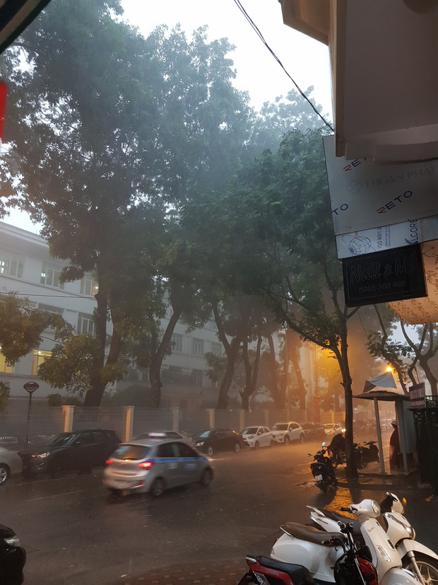 Giữa ban ngày mà Hà Nội bỗng tối đen như mực, người dân phải bật đèn di chuyển trên đường-10