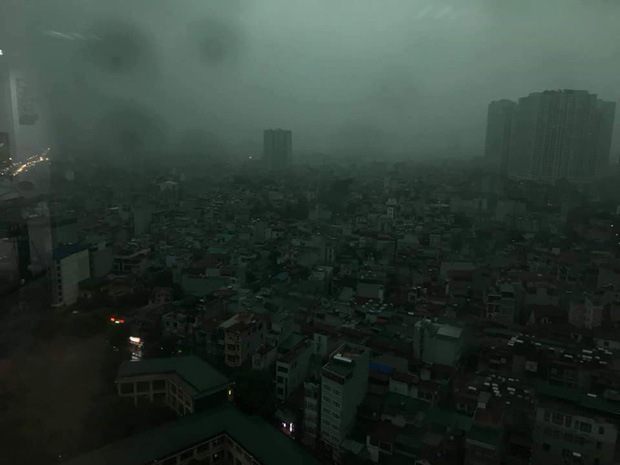 Giữa ban ngày mà Hà Nội bỗng tối đen như mực, người dân phải bật đèn di chuyển trên đường-3