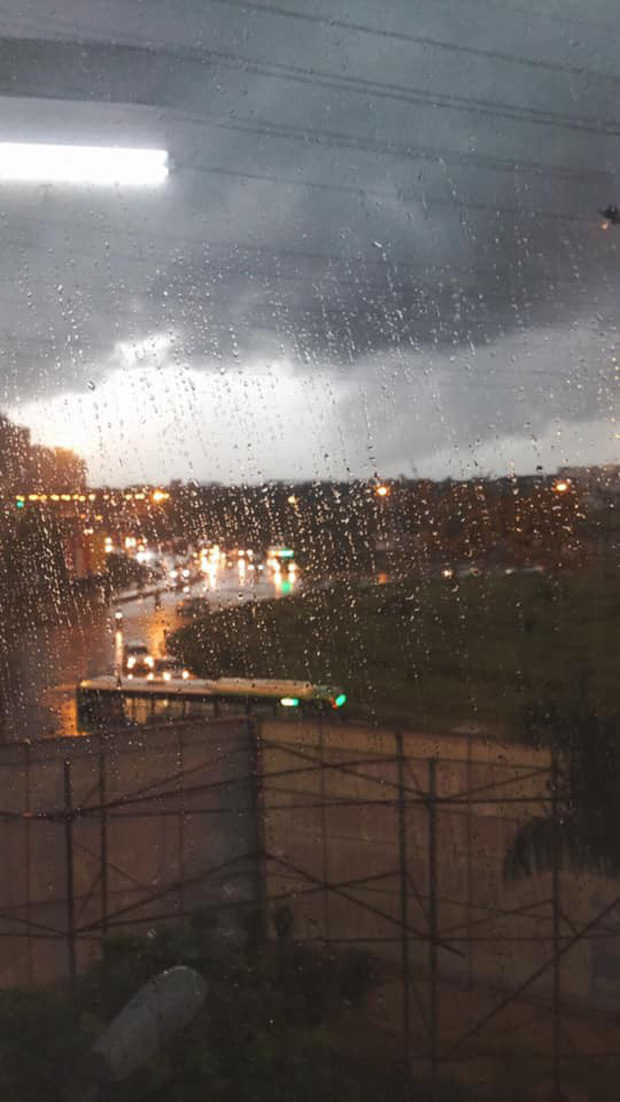 Giữa ban ngày mà Hà Nội bỗng tối đen như mực, người dân phải bật đèn di chuyển trên đường-5