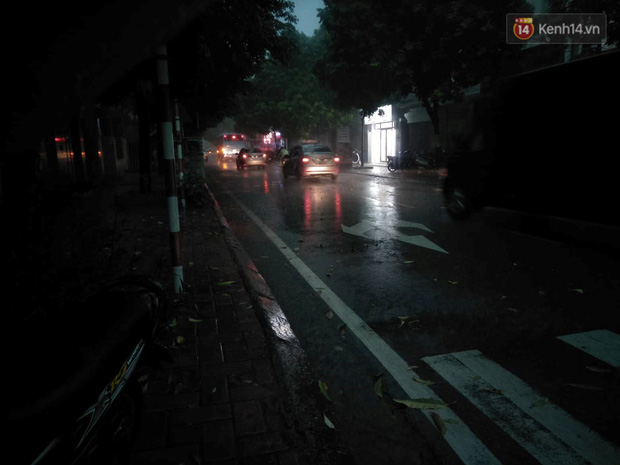 Giữa ban ngày mà Hà Nội bỗng tối đen như mực, người dân phải bật đèn di chuyển trên đường-8