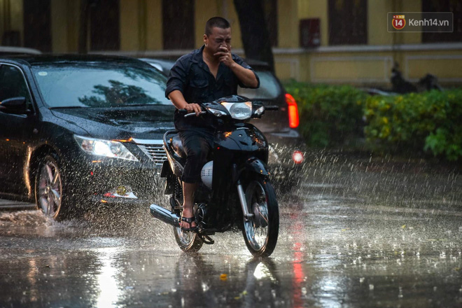 Giữa ban ngày mà Hà Nội bỗng tối đen như mực, người dân phải bật đèn di chuyển trên đường-21