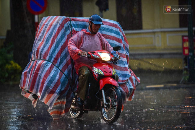 Giữa ban ngày mà Hà Nội bỗng tối đen như mực, người dân phải bật đèn di chuyển trên đường-20