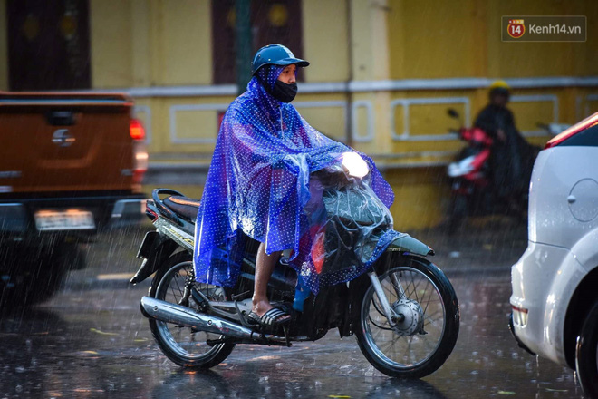 Giữa ban ngày mà Hà Nội bỗng tối đen như mực, người dân phải bật đèn di chuyển trên đường-19