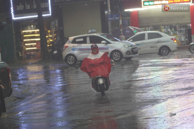 Giữa ban ngày mà Hà Nội bỗng tối đen như mực, người dân phải bật đèn di chuyển trên đường-11