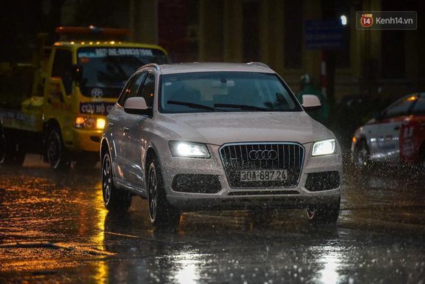 Giữa ban ngày mà Hà Nội bỗng tối đen như mực, người dân phải bật đèn di chuyển trên đường-17