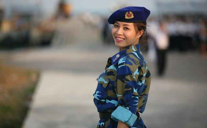 Hình ảnh sexy đối lập khi lên hình của MC Chúng tôi là chiến sĩ-2