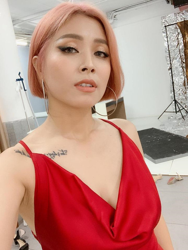 Hình ảnh sexy đối lập khi lên hình của MC Chúng tôi là chiến sĩ-3