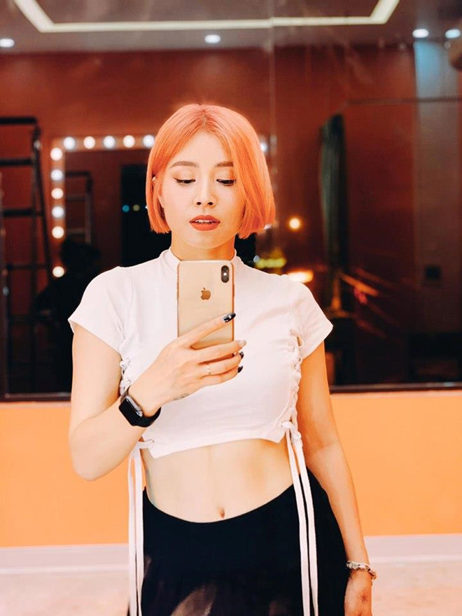 Hình ảnh sexy đối lập khi lên hình của MC Chúng tôi là chiến sĩ-10