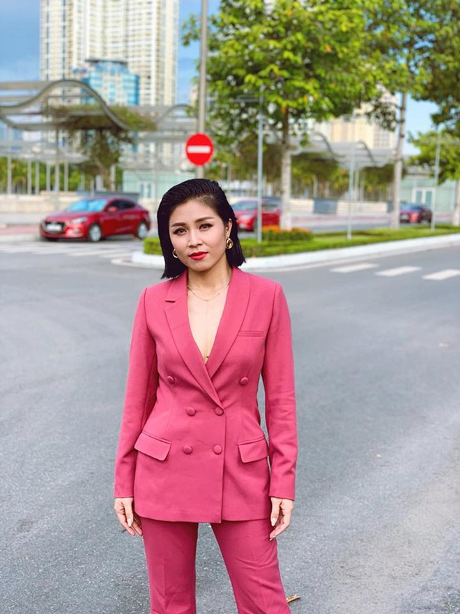 Hình ảnh sexy đối lập khi lên hình của MC Chúng tôi là chiến sĩ-9