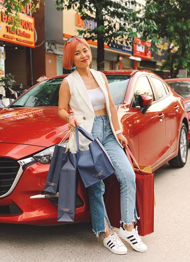 Hình ảnh sexy đối lập khi lên hình của MC Chúng tôi là chiến sĩ-11