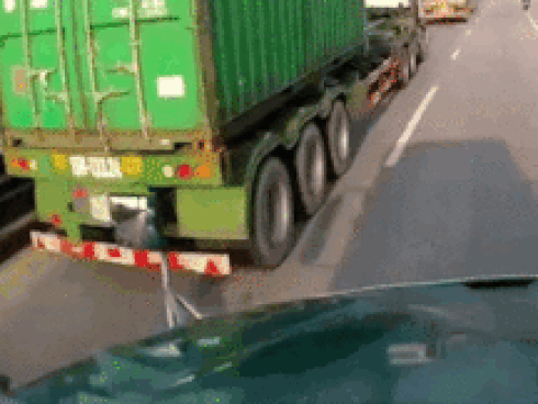 Nữ ‘ninja’ vượt ẩu, tạt đầu xe container trên quốc lộ 5