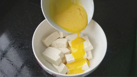 Thêm 2 quả trứng khi sốt đậu, bạn sẽ có ngay món ăn khó quên-3