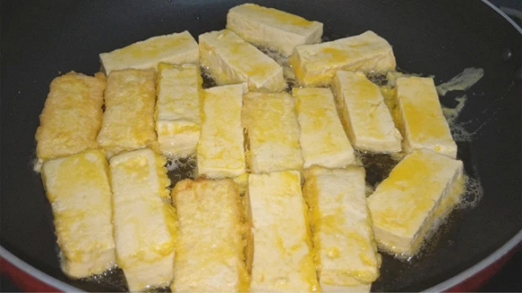 Thêm 2 quả trứng khi sốt đậu, bạn sẽ có ngay món ăn khó quên-4