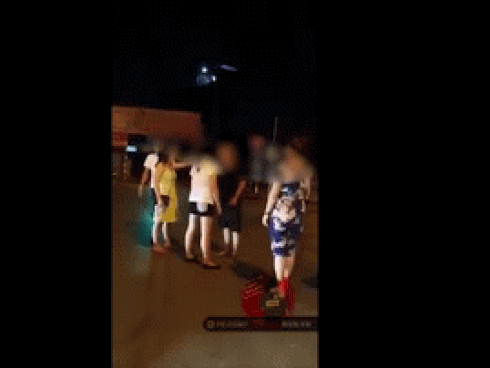 Nóng mắt cảnh nam thanh niên vô tư ôm hôn, thò tay mò mẫm dưới áo bạn gái ngay giữa quán cà phê ở Sài Gòn-4