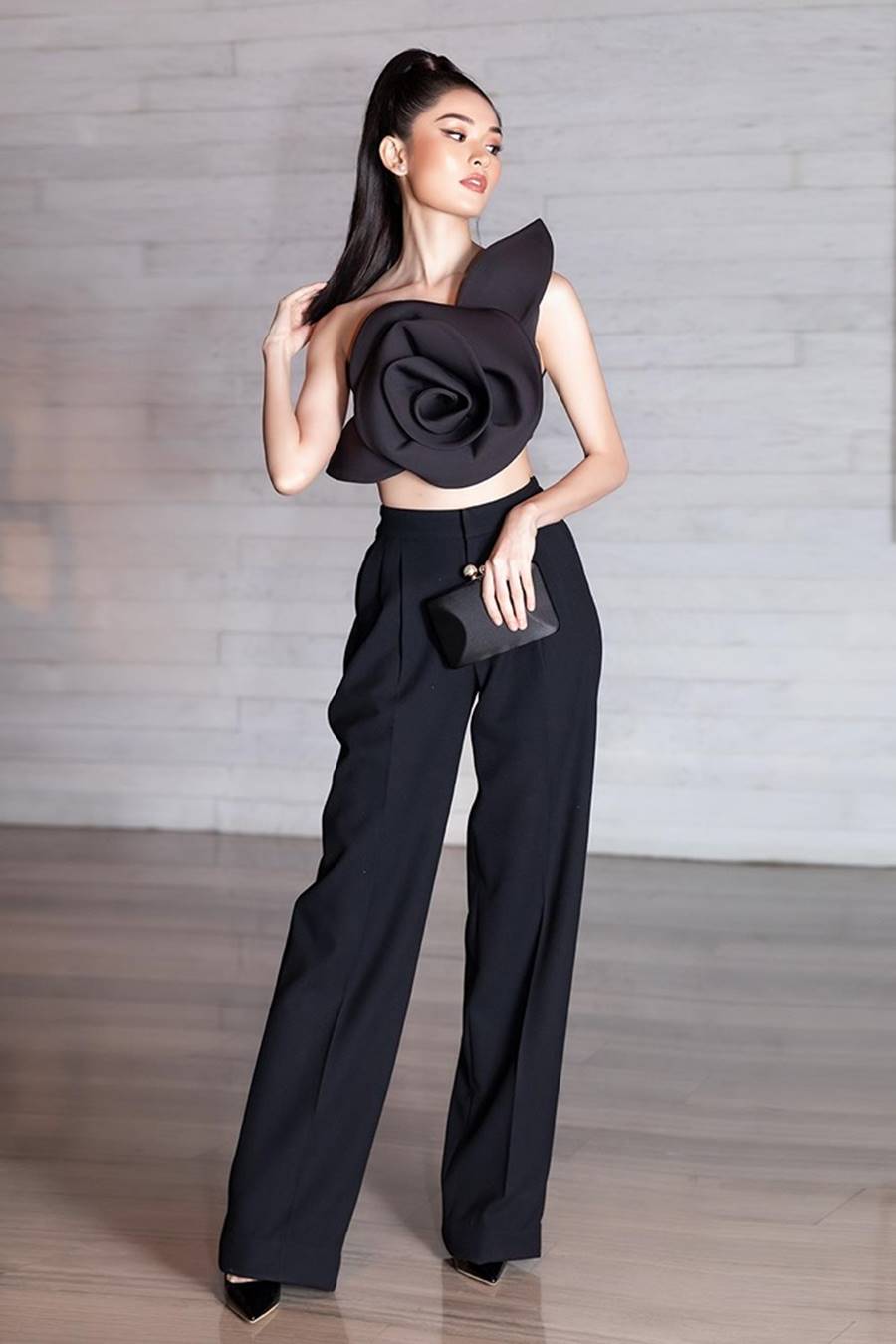 Á hậu Thuỳ Dung lột xác với phong cách táo bạo, khoe lưng trần quyến rũ-1