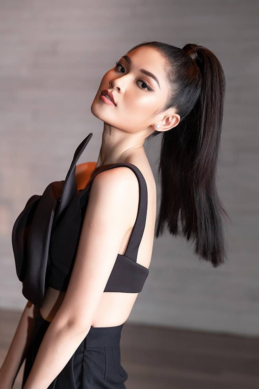 Á hậu Thuỳ Dung lột xác với phong cách táo bạo, khoe lưng trần quyến rũ-3