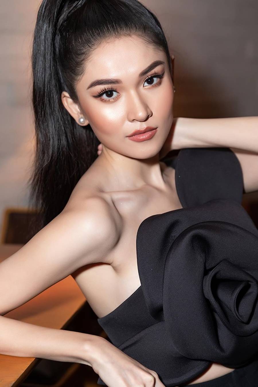 Á hậu Thuỳ Dung lột xác với phong cách táo bạo, khoe lưng trần quyến rũ-5