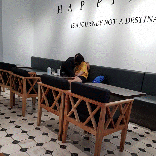 Nóng mắt cảnh nam thanh niên vô tư ôm hôn, thò tay mò mẫm dưới áo bạn gái ngay giữa quán cà phê ở Sài Gòn-2