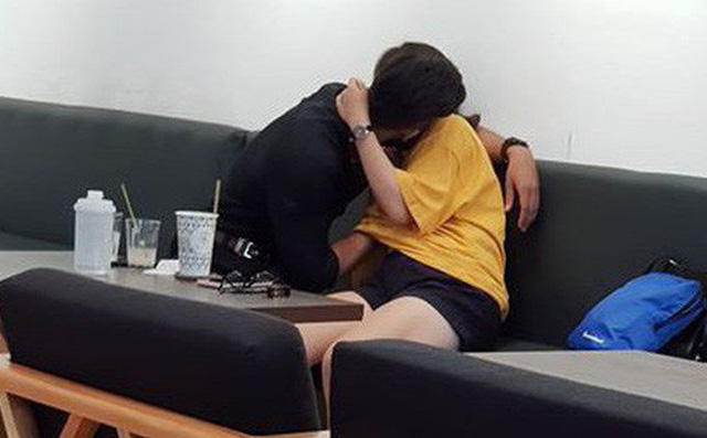 Nóng mắt cảnh nam thanh niên vô tư ôm hôn, thò tay mò mẫm dưới áo bạn gái ngay giữa quán cà phê ở Sài Gòn-1