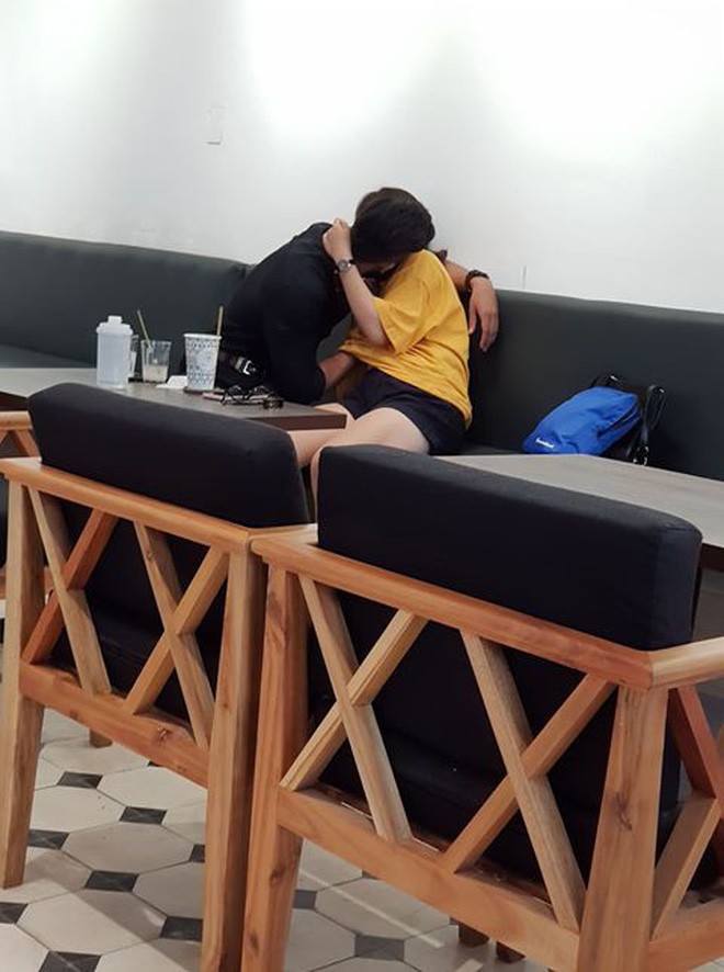 Nóng mắt cảnh nam thanh niên vô tư ôm hôn, thò tay mò mẫm dưới áo bạn gái ngay giữa quán cà phê ở Sài Gòn-3