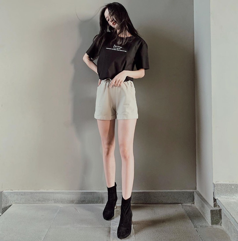 Linh Ka khoe street style như không mặc quần - Nhật Lê lăng-xê quần shorts 5 phân-6