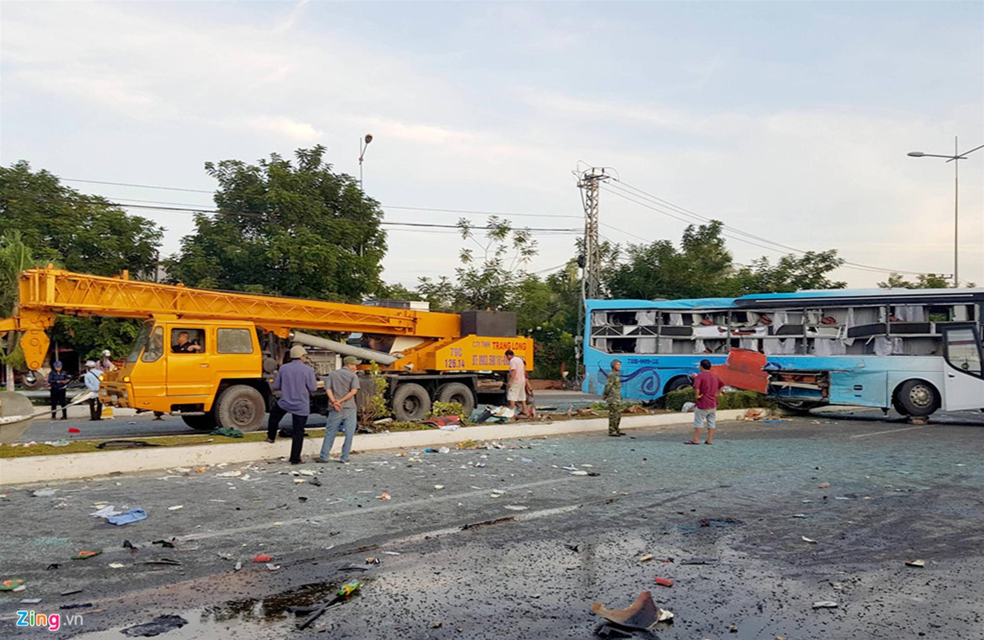 Hành khách la hét khi xe khách Phương Trang tông ôtô giường nằm-1