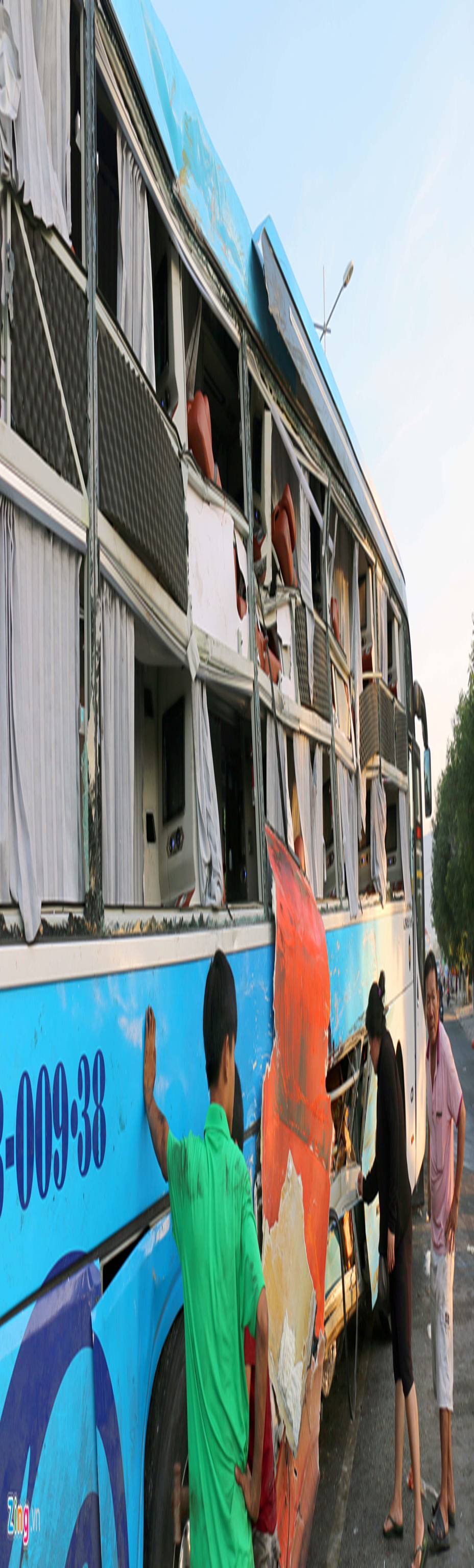 Hành khách la hét khi xe khách Phương Trang tông ôtô giường nằm-5