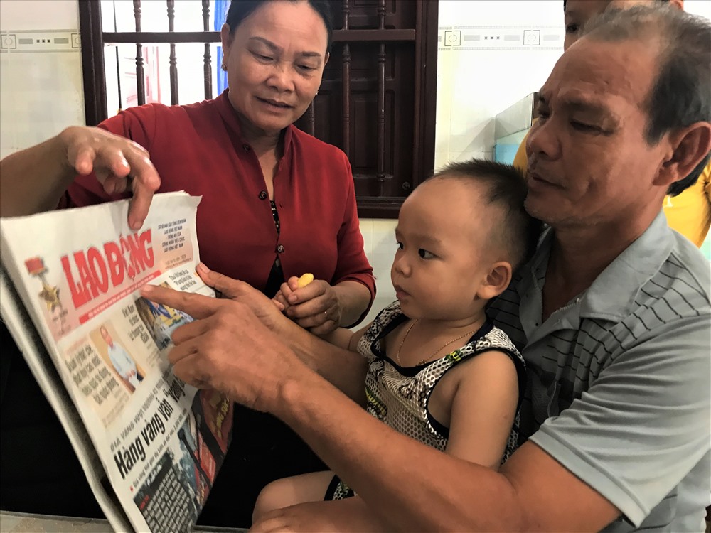 Bé trai 2 tuổi biết đọc báo, phát âm tiếng Anh-1