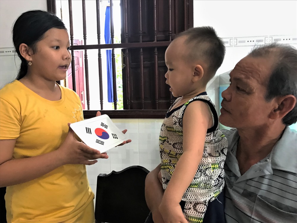 Bé trai 2 tuổi biết đọc báo, phát âm tiếng Anh-2