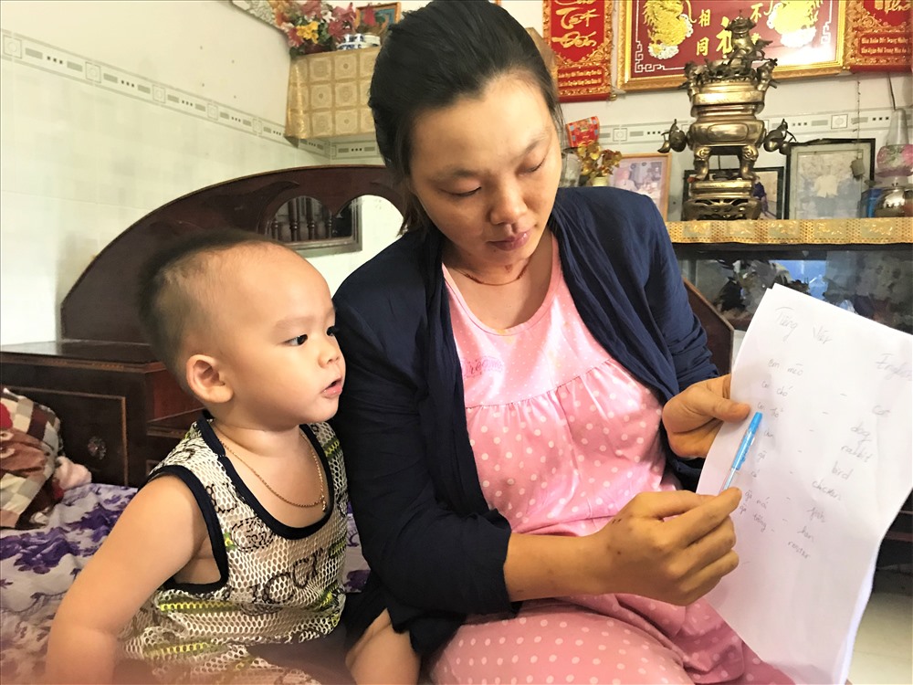 Bé trai 2 tuổi biết đọc báo, phát âm tiếng Anh-4