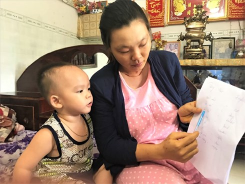 Bé trai 2 tuổi biết đọc báo, phát âm tiếng Anh
