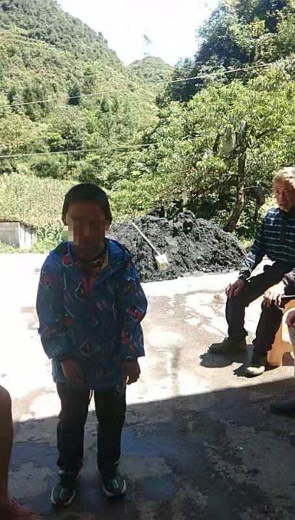 Bé 9 tuổi bị ông nội xích lại và sự thật gây tranh cãi đằng sau-2