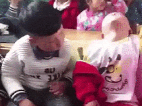 Chuyện bi hài người có con nhỏ mới hiểu: Nằm ngủ cũng chẳng yên vì trẻ giữ khư khư đồ chơi xếp kín giường-3