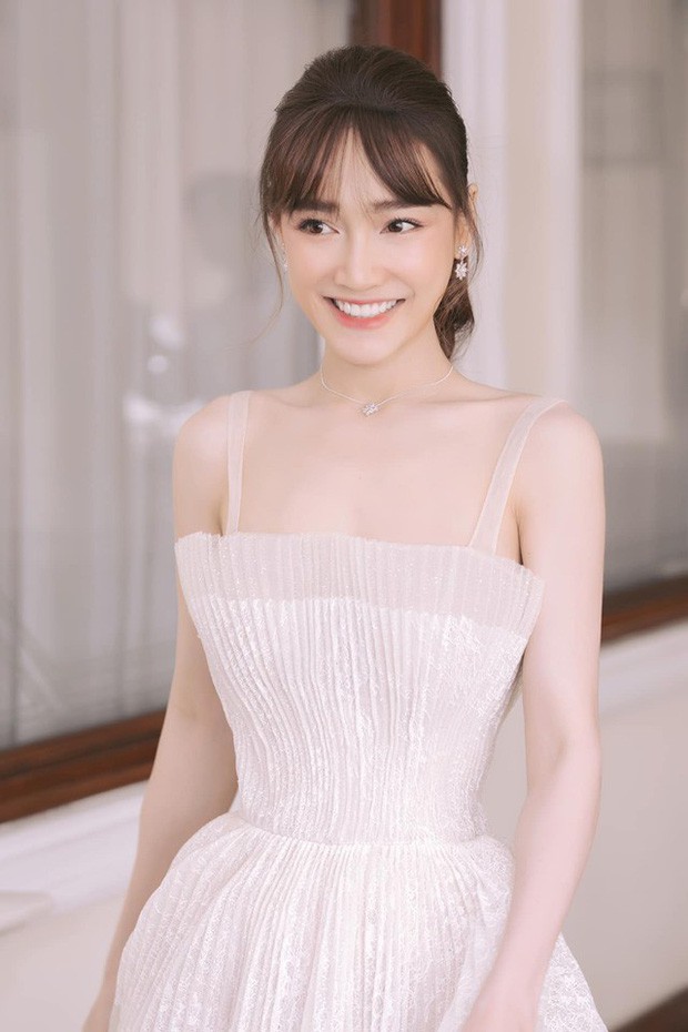 Vừa khoe vòng 1 gợi cảm chưa được bao lâu, Nhã Phương lại khiến fan thắc mắc vì bộ ngực phẳng lì-2