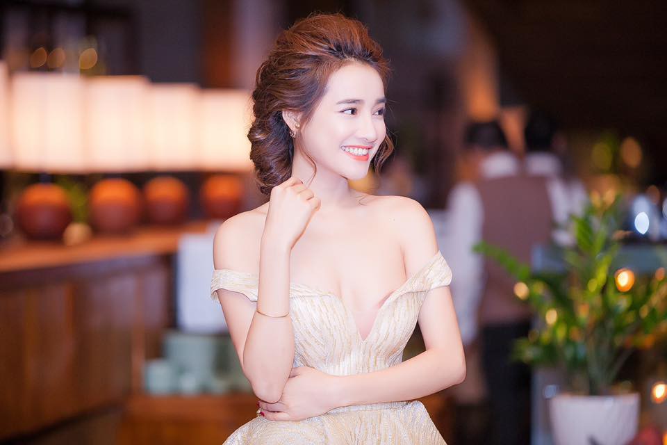 Vừa khoe vòng 1 gợi cảm chưa được bao lâu, Nhã Phương lại khiến fan thắc mắc vì bộ ngực phẳng lì-5