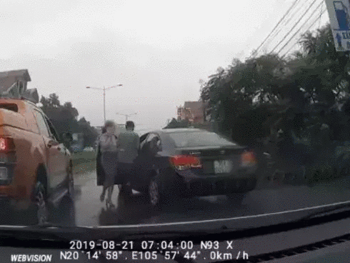 Thấy nữ tài xế dừng ô tô gây tắc đường, người đàn ông đi ngang lập tức vào lái hộ