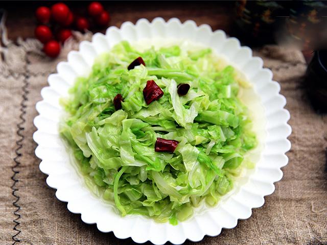 Thả thứ này vào xào cùng bắp cải, sau 2 phút có đĩa rau giòn ngon hơn ngoài hàng-1