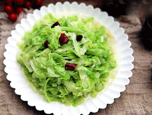 Thả thứ này vào xào cùng bắp cải, sau 2 phút có đĩa rau giòn ngon hơn ngoài hàng