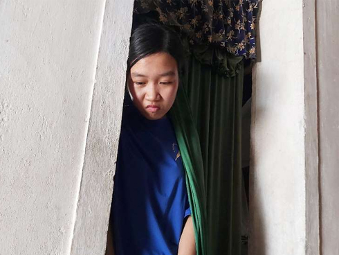 Nữ sinh nghèo phải cất giấy báo nhập học được lãnh đạo trường ĐH về tận nhà đón ra trường nhập học-10