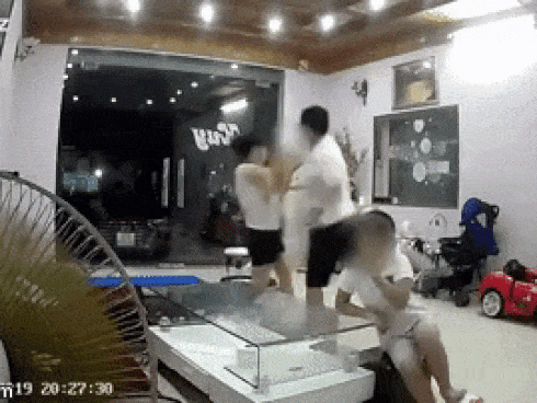 Clip chồng thẳng tay tát vợ tới tấp trước mặt hai con nhỏ rồi nạt nộ: